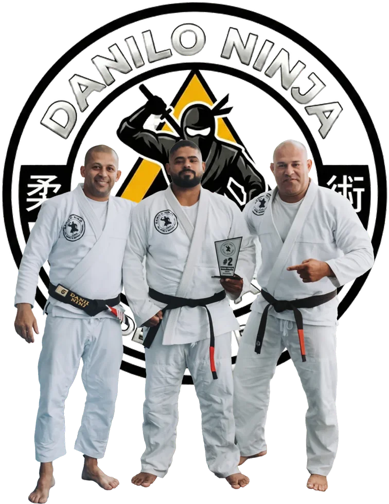 Prof. Danilo Ninja ao lado de dois faixas pretas formados por ele, de kimono branco
